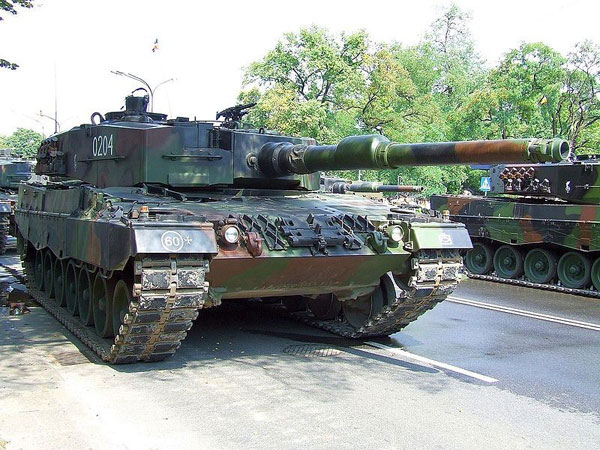 现代主战坦克的主炮都是如何配置的？