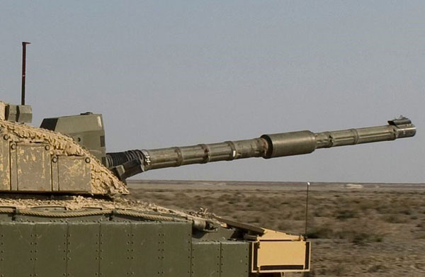 现代主战坦克的主炮都是如何配置的？