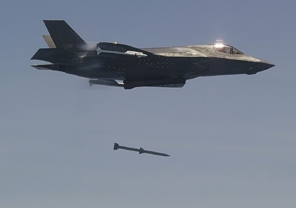 图2 F-35战斗机进行空空导弹发射训练