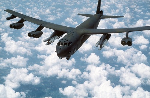  携带AGM-86式空射巡航导弹巡航的B-52轰炸机