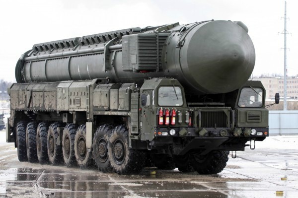 俄罗斯公路机动发射的“白杨”-M洲际弹道导弹