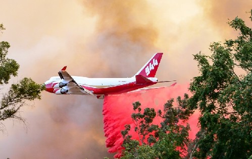 从炸弹到“水弹”：消防轰炸机如何扑灭山林大火？