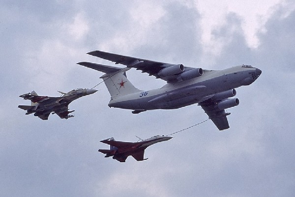 美军战机空中加油坠毁，怎么才能做好高空“奶妈”？