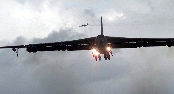 俄媒:美军B-52轰炸机靠近俄边境 模拟对俄轰炸