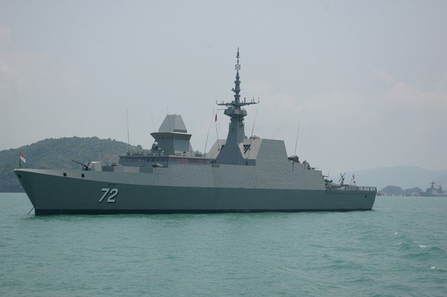 首艘参加中国海军70周年庆祝活动的外国军舰抵达青岛