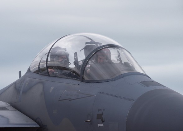战斗机飞行员为什么要戴氧气面罩？
