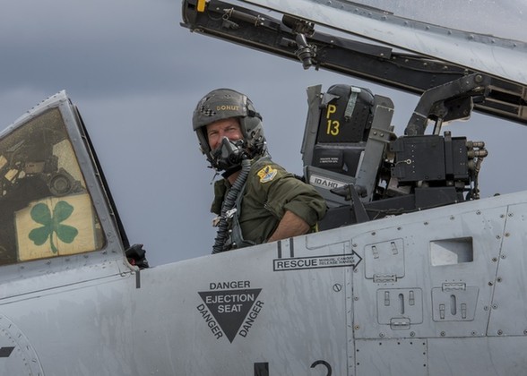战斗机飞行员为什么要戴氧气面罩？