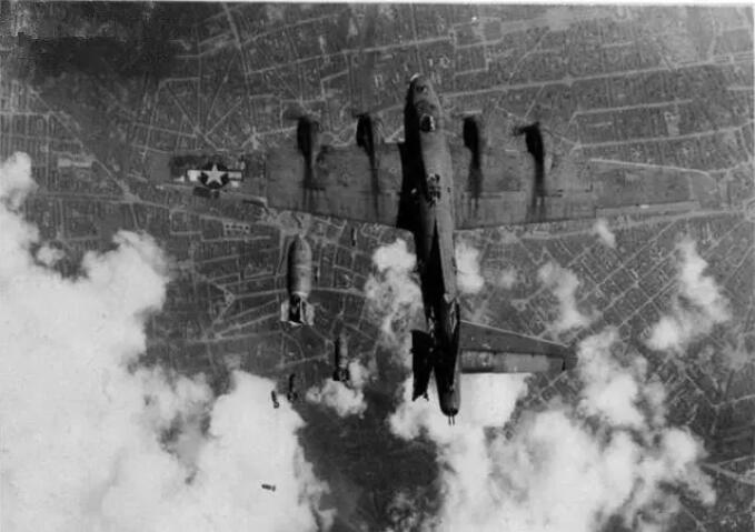 俄苏34战机所投巨大炸弹空中相撞 凌空炸成火球