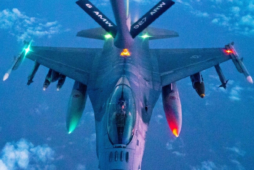 战斗机在夜间空中加油难吗？为什么？