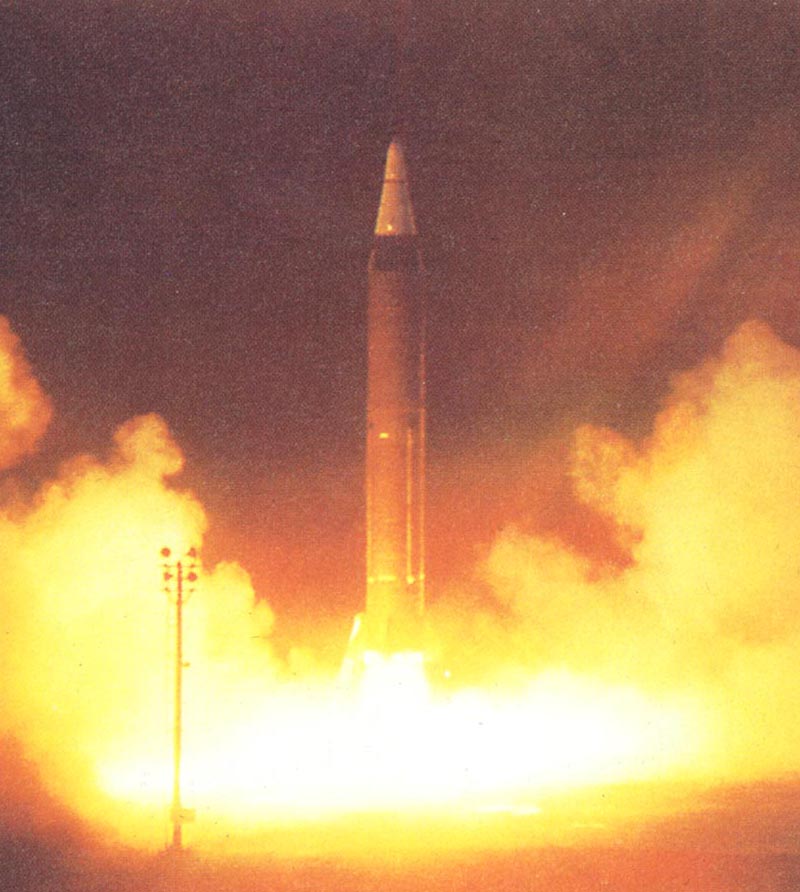 中国洲际弹道导弹起飞，从发射井中以垂直方向发射升空。