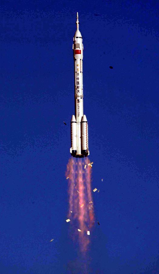 发射升空的“长征”2F火箭