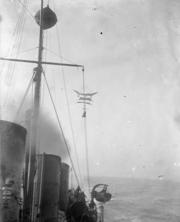 《战场上的奇门兵刃》③“海上大蝙蝠”——英国海军的舰载风筝
