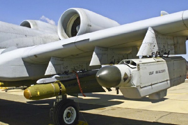 对付雷达制导导弹追击 战机是否只能打干扰弹？