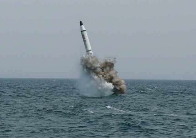 试射潜射导弹 弹体出水后为什么总是斜的？