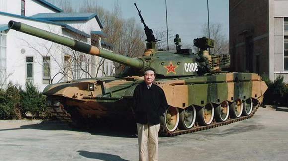 他从“土八路”成长为兵器专家，人称“独臂神师”，让中国坦克冲进世界第一方阵
