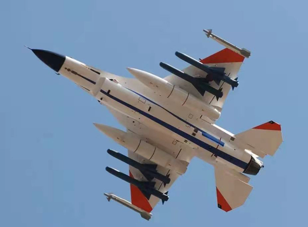 放大版的“隼”，日本F-2与美国F-16有哪些不同？