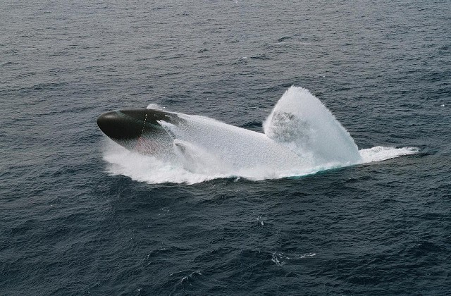 潜艇大角度上浮出水画面震撼 通常什么情况下如此操作？