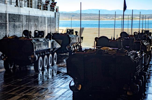 美国海军陆战队新型两栖轮式装甲车