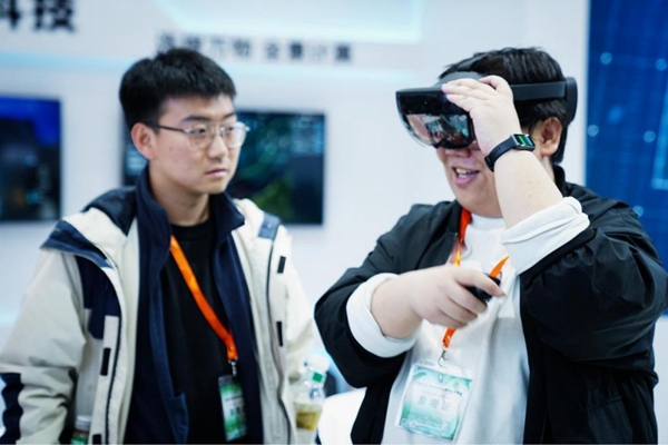 渊亭科技亮相第八届军博会 展出首款战术MR眼镜