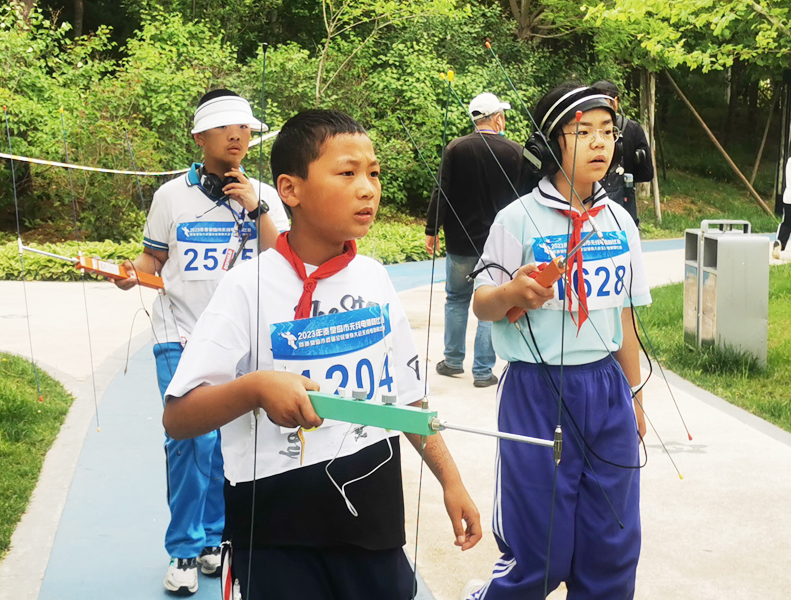 科技、军事、体育多元素融合，首届秦皇岛无线电测向赛受青少年欢迎