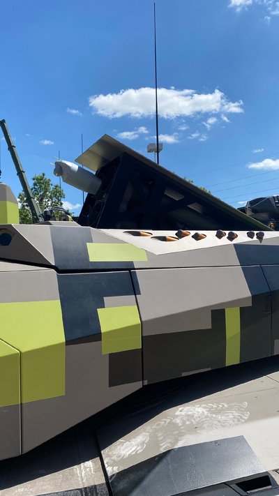 【科普中国军事科技】采用无人技术如何让坦克变身“陆地母舰”？